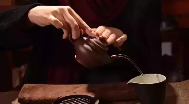 女士拿紫砂壶方法-图片来源“易壶网”