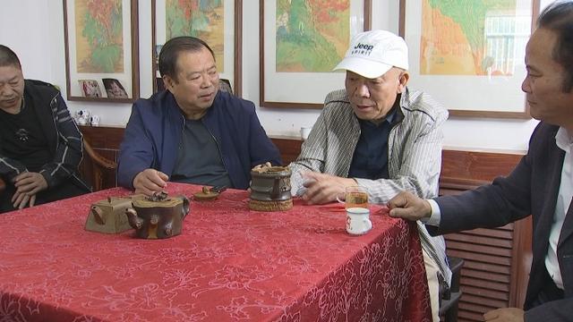 王光辉专家正在给沈维海的紫砂壶做鉴定