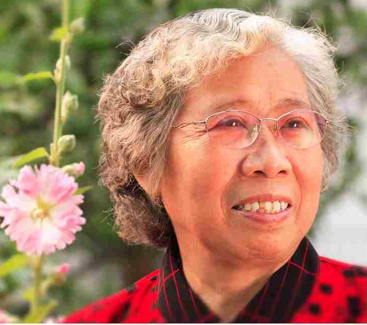 紫砂花器大师:汪寅仙个人照片 紫砂花器大师:汪寅仙个人照片