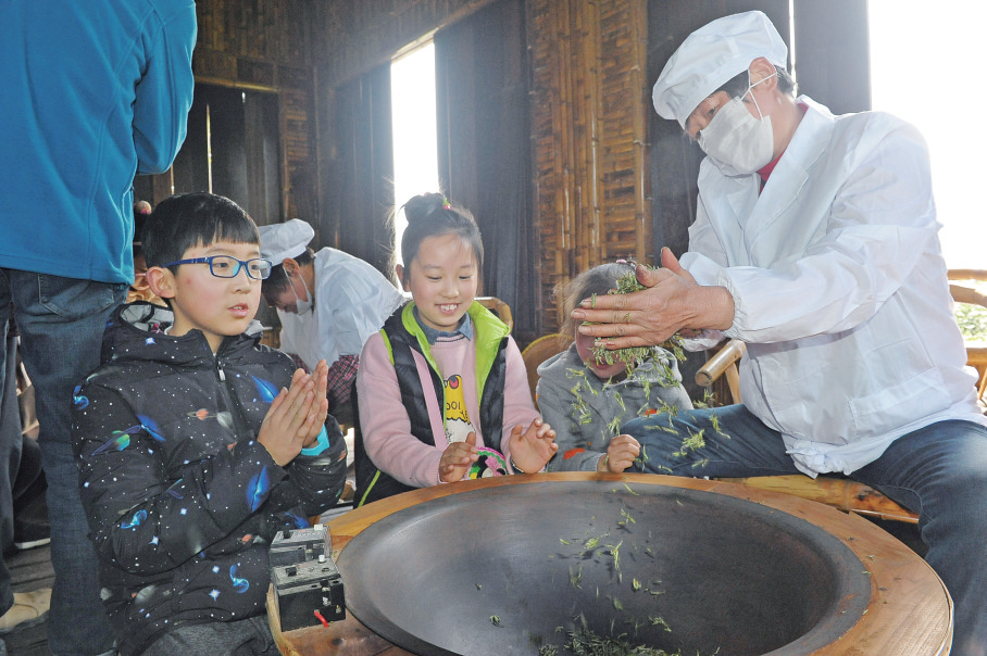 图为开采节上《宜兴日报》小记者体验春茶制作。