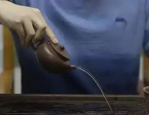 拿持紫砂壶-图片来源“易壶网”