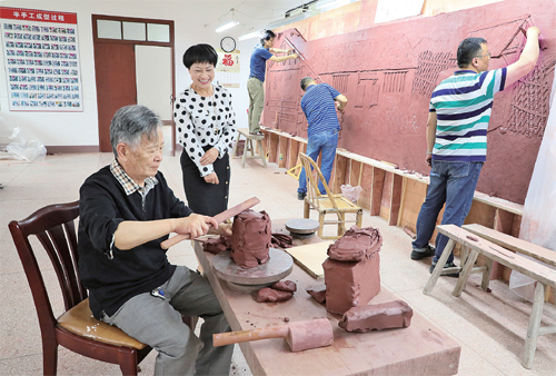 徐秀棠和他的几名弟子为龙窑创作紫砂作品